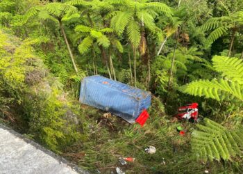 KEADAAN treler yang terjatuh ke dalam gaung di Kilometer 90, Jalan Gua Musang–Lojing, Gua Musang, Kelantan.