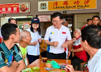 CHOW Kon Yeow (tengah) ketika menghadiri Program Jelajah Ketua Menteri ke Pasar Awam Balik Pulau, Pulau Pinang hari ini.-GAMBAR/FACEBOOK CHOW KON YEOW