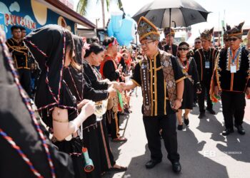EWON Benedick beramah mesra dengan orang ramai dalam Sambutan Pesta Kaamatan Peringkat Negeri Sabah 2026 di Hongkod Koisaan, Penampang - ihsan UPKO