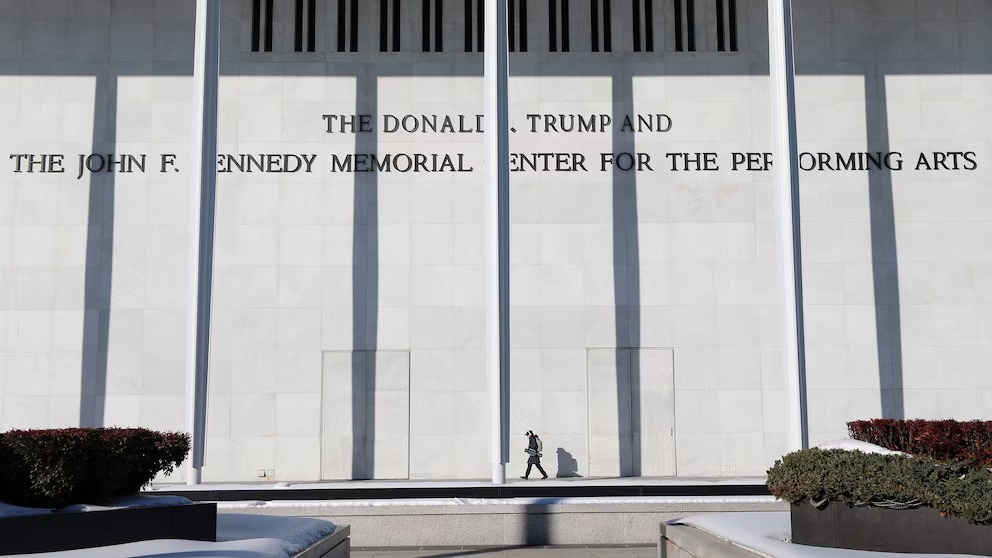 Mahkamah arah nama Trump dikeluarkan daripada Pusat Kennedy Mahkamah arah nama Trump dikeluarkan daripada Pusat Kennedy