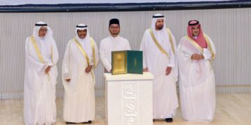 ZULKIFLI Hasan menerima Diamond Award Labbaitom dari Dr. Tawfiq Fawzan Al-Rabiah (dua dari kanan) dalam Majlis Penyampaian Anugerah Labbaitom di sini hari ini.