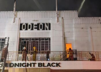 BEBERAPA anggota bomba sedang memeriksa keadaan bangunan Odeon yang terbakar di Jalan Penang, Pulau Pinang malam tadi.-GAMBAR/FACEBOOK