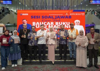 ADIBAH Omar (tengah) bergambar bersama peserta pembentangan Kajian Impak Baucar Buku Guru Madani 2025 di Pentas Utama PBAKL, WTCKL, Kuala Lumpur, semalam. – UTUSAN/ISKANDAR ISHAK