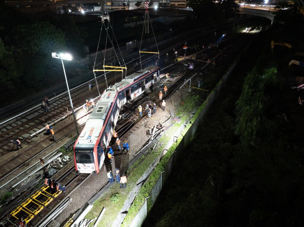 Dua gerabak LRT tergelincir kembali ke landasan