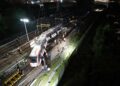 DUA gerabak tren Transit Aliran Ringan (LRT) Laluan Ampang-Sri Petaling yang tergelincir sebelum ini berjaya dikembalikan semula ke landasan - FACEBOOK RAPID KL