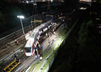 DUA gerabak tren Transit Aliran Ringan (LRT) Laluan Ampang-Sri Petaling yang tergelincir sebelum ini berjaya dikembalikan semula ke landasan - FACEBOOK RAPID KL