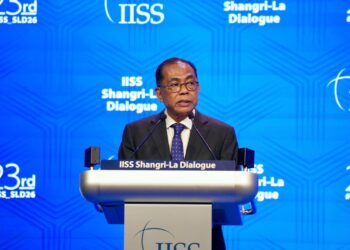 MOHAMED Khaled ketika berucap pada sesi plenari kelima Dialog Shangri-La 2026 bertajuk Managing Regional Tensions Amid Global Competition di Singapura, hari ini. - FACEBOOK KHALED NORDIN