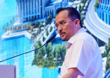 ASYRAF Wajdi Dusuki berucap pada Majlis Sambutan 60 Tahun Mara di Pusat Dagangan Dunia (WTC), Kuala Lumpur, hari ini. - UTUSAN/SADDAM YUSOFF