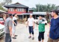 berjumpa rakyat yang terjejas banjir di kawasan DUN Changkat Jong.
