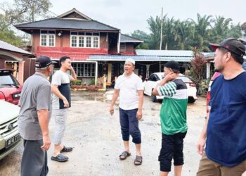 berjumpa rakyat yang terjejas banjir di kawasan DUN Changkat Jong.
