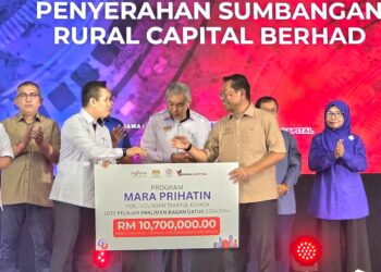 AHMAD Zahid Hamidi (tengah) menyaksikan penyerahan sumbanga pada Peluncuran Mara Prihatin di Politeknik Maritim Sultan Nazrin Shah di Bagan Datuk semalam. - UTUSAN/AIN SAFRE BIDIN