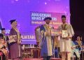 ZULKIFLI Hasan ketika menyampaikan Anugerah Khas Menteri bagi Graduan Terbaik Keseluruhan, Alif Fitri Tarmuzi, sempena Majlis Konvokesyen Institut Kemahiran Baitulmal (IKB) ke-32 di Wisma Perwira Angkatan Tentera Malaysia (ATM), di sini hari ini.