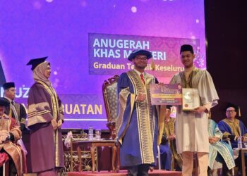 ZULKIFLI Hasan ketika menyampaikan Anugerah Khas Menteri bagi Graduan Terbaik Keseluruhan, Alif Fitri Tarmuzi, sempena Majlis Konvokesyen Institut Kemahiran Baitulmal (IKB) ke-32 di Wisma Perwira Angkatan Tentera Malaysia (ATM), di sini hari ini.