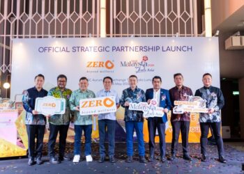 TOMMY Tham (tiga dari kiri) bersama Samuel Lee Thai Hung (empat dari kiri) semasa majlis pelancaran konsep Zero Power Station bersempena Tahun Melawat Malaysia 2026 di Aurum Theatre, TRX, baru-baru ini.