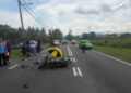 KEADAAN motosikal mangsa selepas dilanggar sebuah kereta dalam kejadian di Jalan Semadong-Beseri, Padang Besar, Perlis, semalam.-UTUSAN