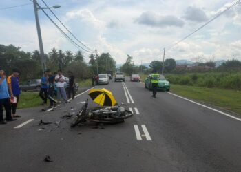 KEADAAN motosikal mangsa selepas dilanggar sebuah kereta dalam kejadian di Jalan Semadong-Beseri, Padang Besar, Perlis, semalam.-UTUSAN
