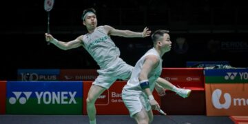 AARON Chia-Soh Wooi Yi menewaskan Hu Ke Yuan-Lin Xiang Yi menerusi kemenangan straight set 21-15, 21-16 dalam masa 34 minit di Unifi Arena, Bukit Jalil, hari ini. - UTUSAN/IQBAL ROSLI