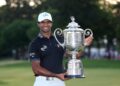 Aaron Rai meraikan kejayaan bersama Trofi Wanamaker selepas menjuarai Kejohanan PGA di Aronimink Golf Club, Pennsylvania kelmarin. - AFP