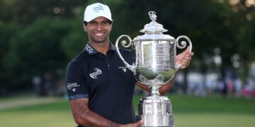 Aaron Rai meraikan kejayaan bersama Trofi Wanamaker selepas menjuarai Kejohanan PGA di Aronimink Golf Club, Pennsylvania kelmarin. - AFP