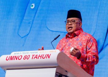 AB Rauf Yusoh berucap pada Konvensyen 80 Tahun UMNO, di Pusat Dagangan Dunia, di sini hari ini. - UTUSAN/SHIDDIEQIIN ZON