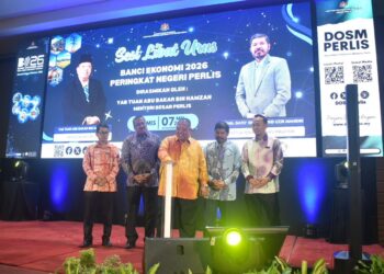 ABU Bakar Hamzah (tiga dari kanan) bersama Mohd Uzir Mahidin (dua dari kanan) menyempurnakan gimik pelancaran Sesi Libat Urus BE 2026 Peringkat Negeri Perlis di Hotel Seri Malaysia, Kangar, Perlis, hari ini. -UTUSAN/ASYRAF MUHAMMAD