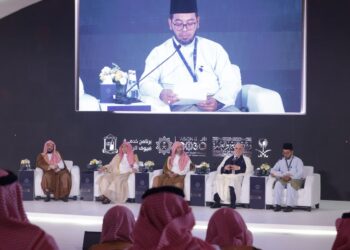ZULKIFLI Hasan menyampaikan kertas kerja dalam dalam Simposium Haji Antarabangsa di Jeddah, semalam.