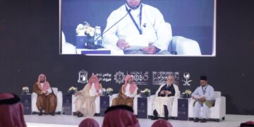 ZULKIFLI Hasan menyampaikan kertas kerja dalam dalam Simposium Haji Antarabangsa di Jeddah, semalam.