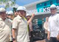 AHMAD Maslan melawat Bangunan Stor Farmasi Logistik dan Farmasi Steril Hospital Taiping hari ini. - UTUSAN/WAT KAMAL ABAS