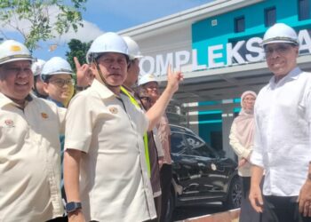 AHMAD Maslan melawat Bangunan Stor Farmasi Logistik dan Farmasi Steril Hospital Taiping hari ini. - UTUSAN/WAT KAMAL ABAS