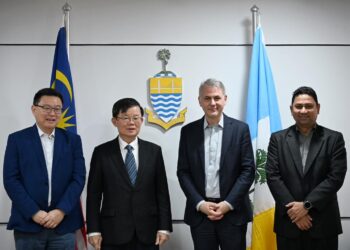CHOW Kon Yeow (dua dari kiri) ketika menerima kunjungan hormat delegasi syarikat AIXTRON SE di pejabat Ketua Menteri, di George Town, Pulau Pinang, hari ini.-GAMBAR/PEJABAT KETUA MENTERI PULAU PINANG