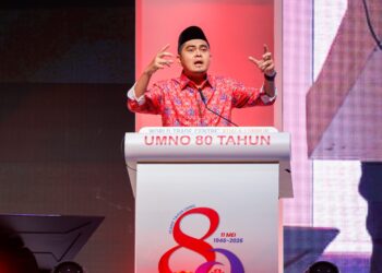 MUHAMAD Akmal Saleh berucap pada Konvensyen 80 Tahun UMNO, di Pusat Dagangan Dunia, di sini hari ini. - UTUSAN/SHIDDIEQIIN ZON