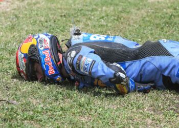 ALEX Marquez terbaring di tepi litar selepas terbabit dalam kemalangan berkelajuan tinggi ketika perlumbaan Grand Prix Catalunya MotoGP 2026 di Litar Catalunya, Montmelo dekat Barcelona, 17 Mei lalu. - AFP