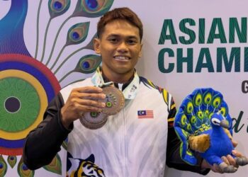 Mohamad Aniq Kasdan menunjukkan pingat perak dimenanginya selepas melakukan angkatan 277 kilogram dalam kejohanan Angkat Berat Asia 2026 di Gandhinagar, India, kelmarin. - FB ANIQ KASDAN