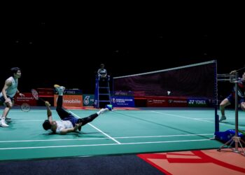 PASANGAN beregu lelaki kebangsaan, Arif Junaidi-Yap Roy King ketika menentang pasangan beregu Denmark, Daniel Lungard-Mads Vestergaard sebelum tewas, 19-21, 17-21 di peringkat separuh akhir dalam Kejohanan Badminton Masters 2026 di Unifi Arena di sini, hari ini. - UTUSAN/MUHAMAD IQBAL ROSLI
