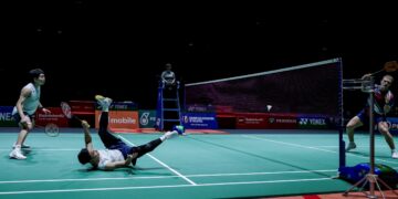 PASANGAN beregu lelaki kebangsaan, Arif Junaidi-Yap Roy King ketika menentang pasangan beregu Denmark, Daniel Lungard-Mads Vestergaard sebelum tewas, 19-21, 17-21 di peringkat separuh akhir dalam Kejohanan Badminton Masters 2026 di Unifi Arena di sini, hari ini. - UTUSAN/MUHAMAD IQBAL ROSLI