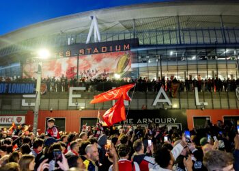PENYOKONG Arsenal membanjiri di luar Stadium Emirates selepas pasukan mereka sah juara Liga Perdana Inggeris musim ini. - AFP