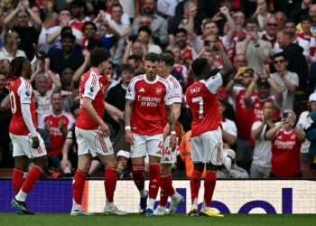 PEMAIN Arsenal meraikan kejayaan mereka selepas menewaskan Fulham 3-0 dalam aksi liga, semalam. - AFP