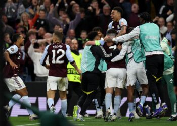 PEMAIN Aston Villa meraikan kejayaan mereka mara ke final Liga Europa selepas menewaskan Nottingham Forest agregat 4-1, semalam. - AFP