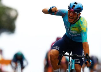 Davide Ballerini meraikan kemenangan sebaik melintasi garisan penamat untuk muncul juara peringkat keenam perlumbaan Giro d'Italia 2026 membabitkan laluan dari Paestum ke Naples, Itali, semalam. - AFP