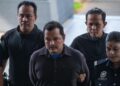SEORANG individu warga Bangladesh yang didakwa melakukan cabul kehormatan ketika dihadapkan ke Mahkamah Tinggi, di sini, hari ini. - UTUSAN/SYAKIR RADIN