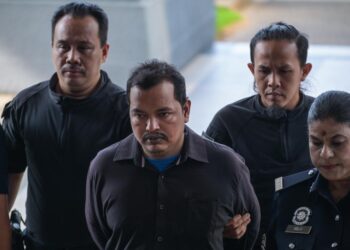 SEORANG individu warga Bangladesh yang didakwa melakukan cabul kehormatan ketika dihadapkan ke Mahkamah Tinggi, di sini, hari ini. - UTUSAN/SYAKIR RADIN