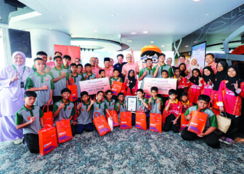 ZURY Rahimee Zainal Abidien bergambar bersama anak-anak yatim pada Program Literasi Kewangan Jom Bijak Wang di Menara Berkembar Petronas di sini semalam. -  UTUSAN/FARIZ RUSADIO