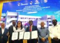 TAN Sze Chee, membuat pertukaran dokumen dengan R. Navajeevan pada Majlis Menandatangani Memorandum Kolaborasi Relokasi dan Pembangunan SJK(T) Ladang Labu Bahagian 4, di Seremban, Negeri Sembilan. - UTUSAN/MOHD SHAHJEHAN MAAMIN