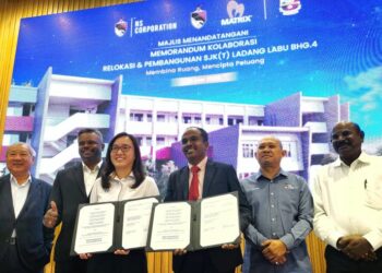 TAN Sze Chee,  membuat pertukaran dokumen dengan R. Navajeevan pada Majlis Menandatangani Memorandum Kolaborasi Relokasi dan Pembangunan SJK(T) Ladang Labu Bahagian 4, di Seremban, Negeri Sembilan. - UTUSAN/MOHD SHAHJEHAN MAAMIN