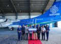 CHESTER Voo (tiga dari kiri) bersama Ketua Pegawai Eksekutif Berjaya Land Berhad, Syed Ali Shahul Hameed (empat kiri) ketika Majlis Pelancaran Berjaya Air ATR 72-600 Pesawat Kelas Perniagaan pertama di dunia di Berjaya Air Hangar, Lapangan Terbang Sultan Abdul Aziz Shah. - UTUSAN/SADDAM YUSOFF