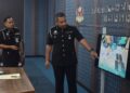 MOHAMAD A’sim Md Ali (kanan) memberi penerangan berhubung operasi dijalankan semasa sidang media di Pejabat Imigresen negeri di Kompleks KDN, Kangar, Perlis, hari ini. -UTUSAN/ASYRAF MUHAMMAD