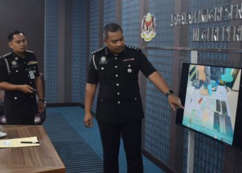 MOHAMAD A’sim Md Ali (kanan) memberi penerangan berhubung operasi dijalankan semasa sidang media di Pejabat Imigresen negeri di Kompleks KDN, Kangar, Perlis, hari ini. -UTUSAN/ASYRAF MUHAMMAD