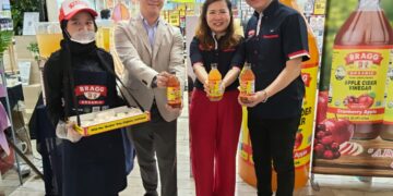 ANNIE Sim (dua dari kanan) dan Foo Fung Jiun (dua dari kiri) di acara pelancaran Bragg Organic ACV Blends di Kuala Lumpur hari ini.