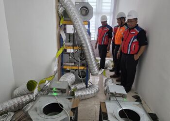 ABDUL Rahman Mohamad (tiga dari kanan) melihat kegiatan mencuri elektrik untuk aktiviti perlombongan bitcoin di sebuah rumah di Taman Seri Mahkota di Kuantan, Pahang.