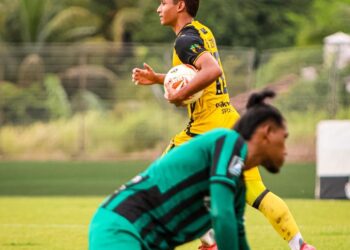 ALIF Zikri menjaringkan gol kedua pasukan Perak ketika menentang Phoenix FC 2-0 dalam perlawanan Liga A1 Semi-pro di Ipoh hari ini. - GAMBAR IHSAN PERAK FA